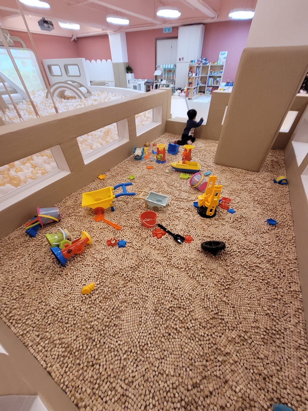 沙池也非常適合幼童玩樂。