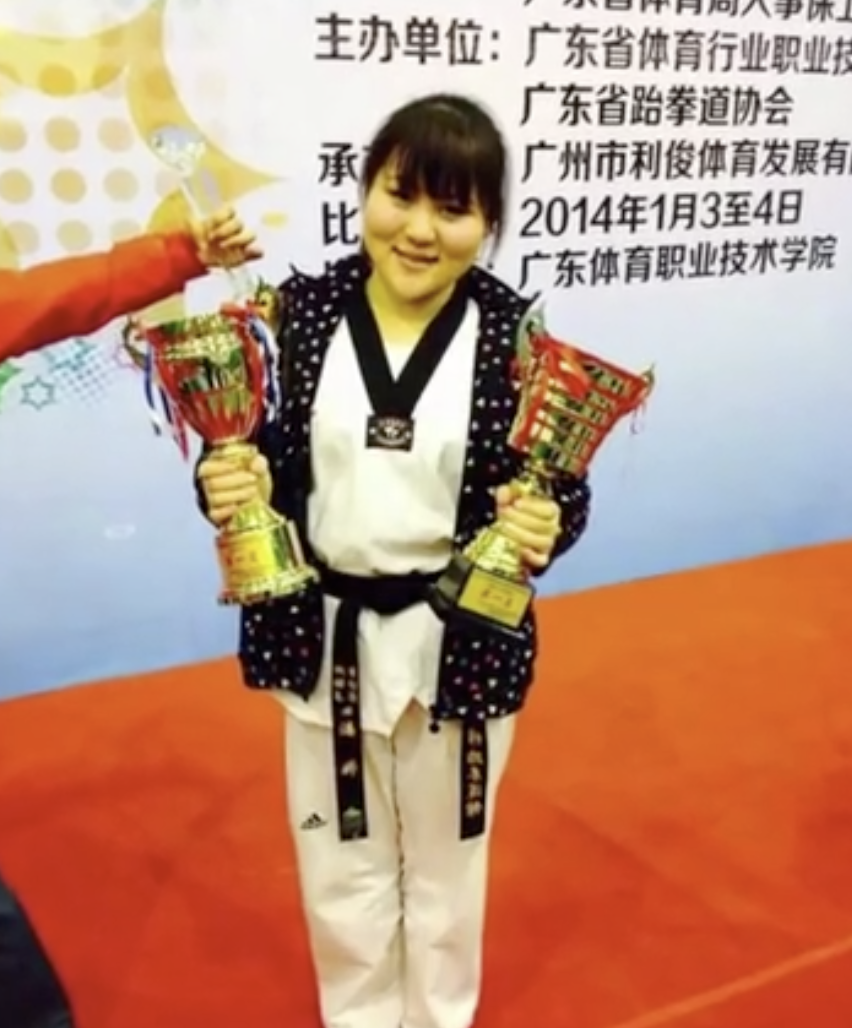 新娘因在婚宴上表演跆拳道而成為網絡紅人,當時身穿紅色晚禮服的她在台上徒手擊木板。