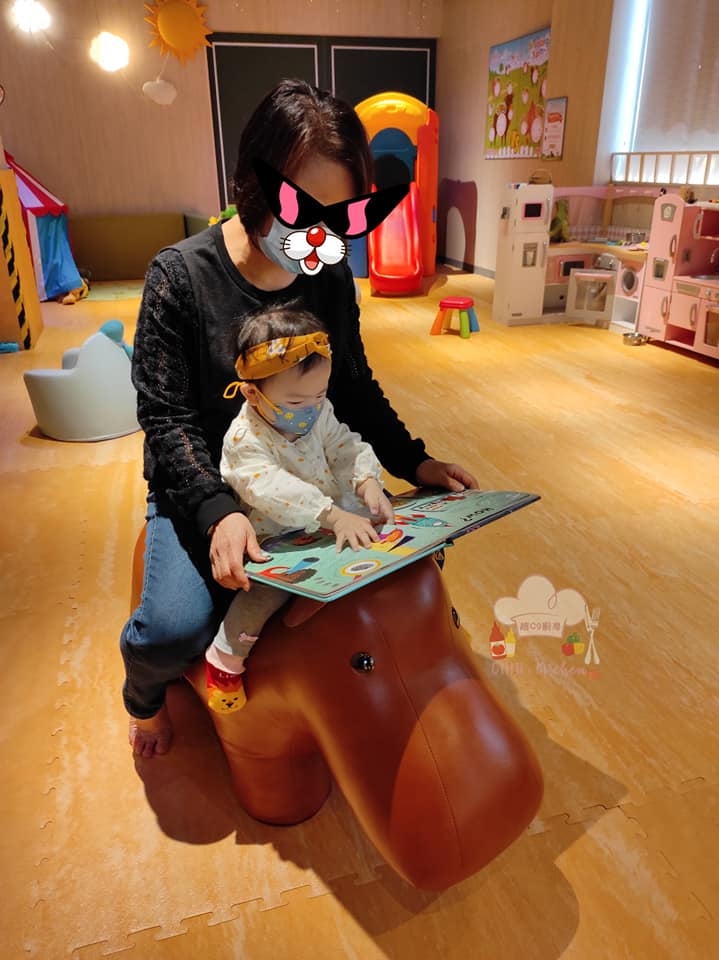炑八韓烤親子餐廳有可愛的動物雕像。
