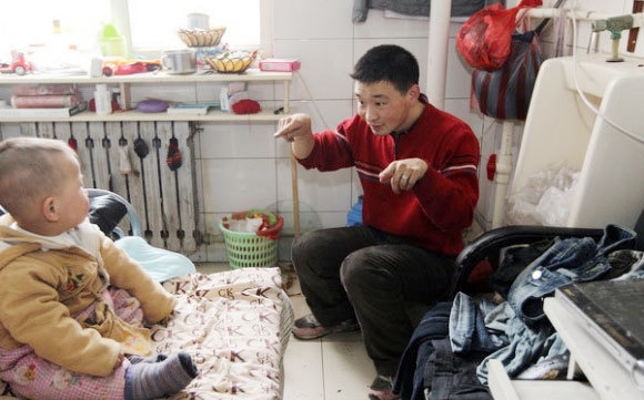 曾令軍在住公廁期間，認識現在的太太。