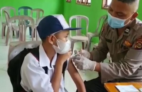 印尼這名12歲男童因合符學童資格日前接種新冠疫苗