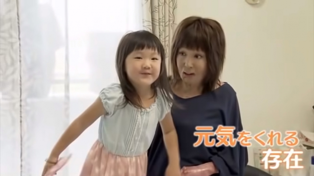 當時車身燃起大火,母女被困車廂。