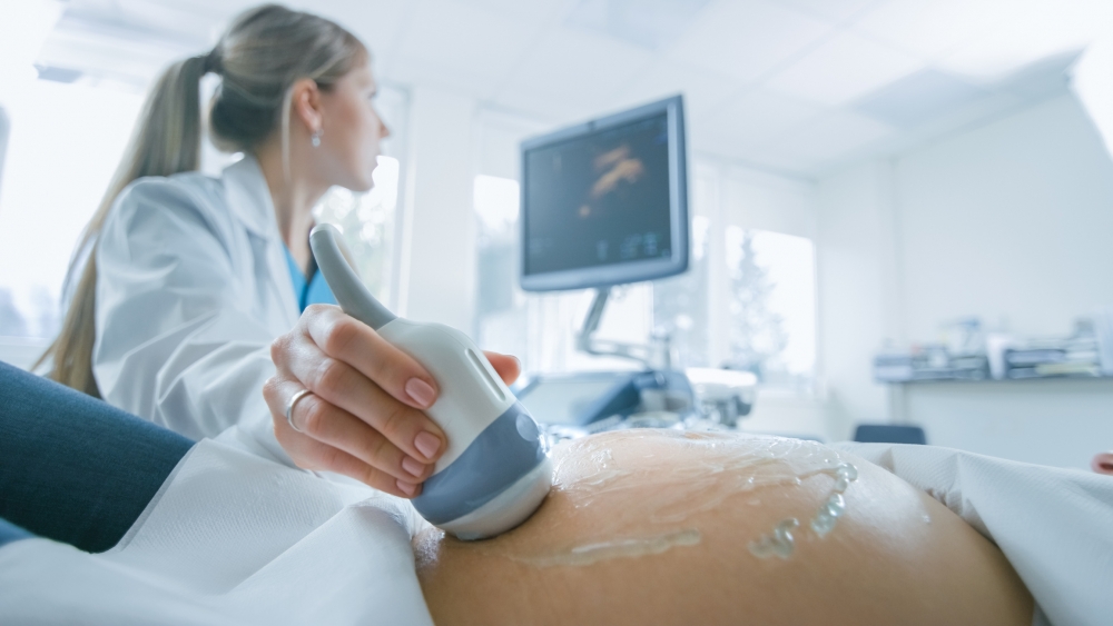 只要定期產檢，媽媽及醫生都能通過超聲波來了解胎兒的胎位情況。