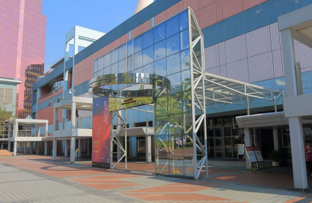 港媽帶兒子到科學館,兒子行為失控。