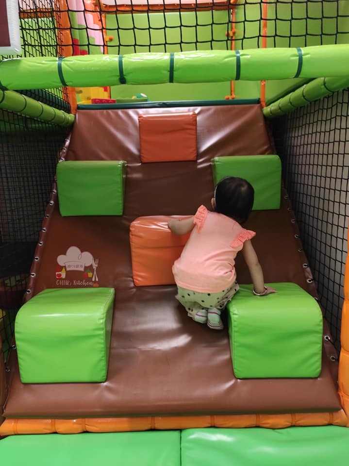 美滋鍋兒童playhouse攀爬滑梯。
