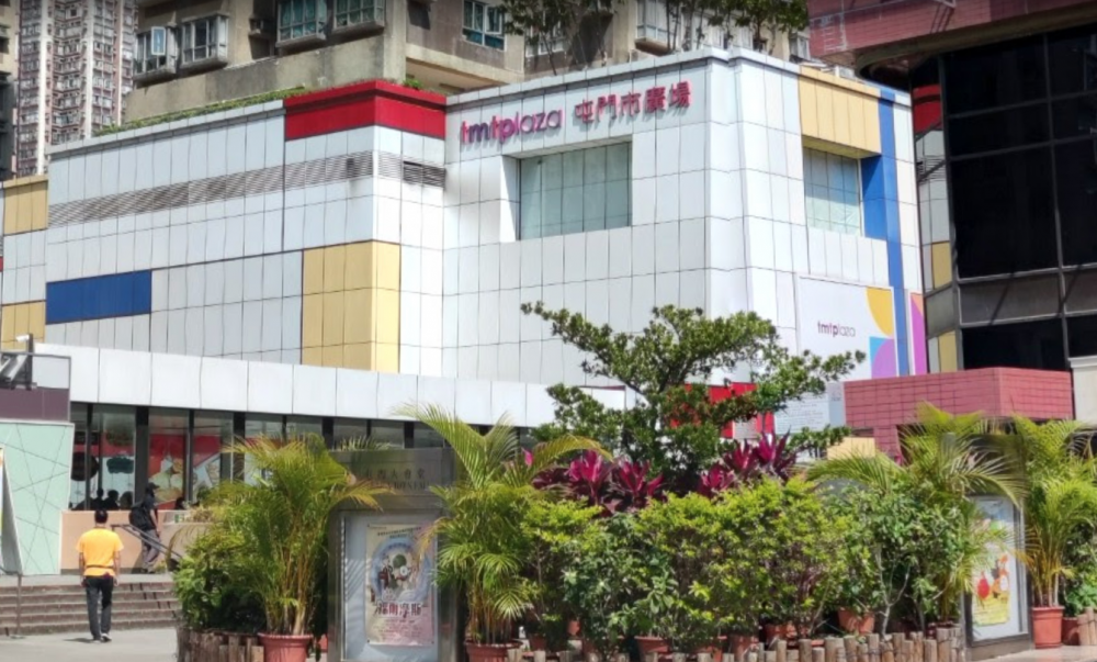 港媽早前帶女兒逛商場時，有一名陌生男子大力拉扯女兒頭髮。