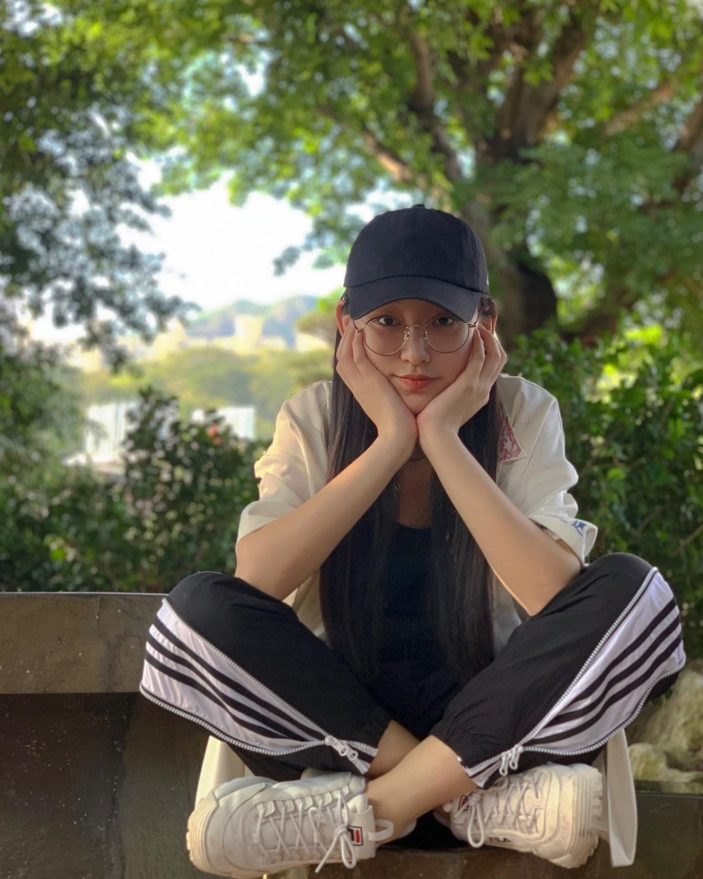 私底下的炎明熹常以休閒風打扮出街。