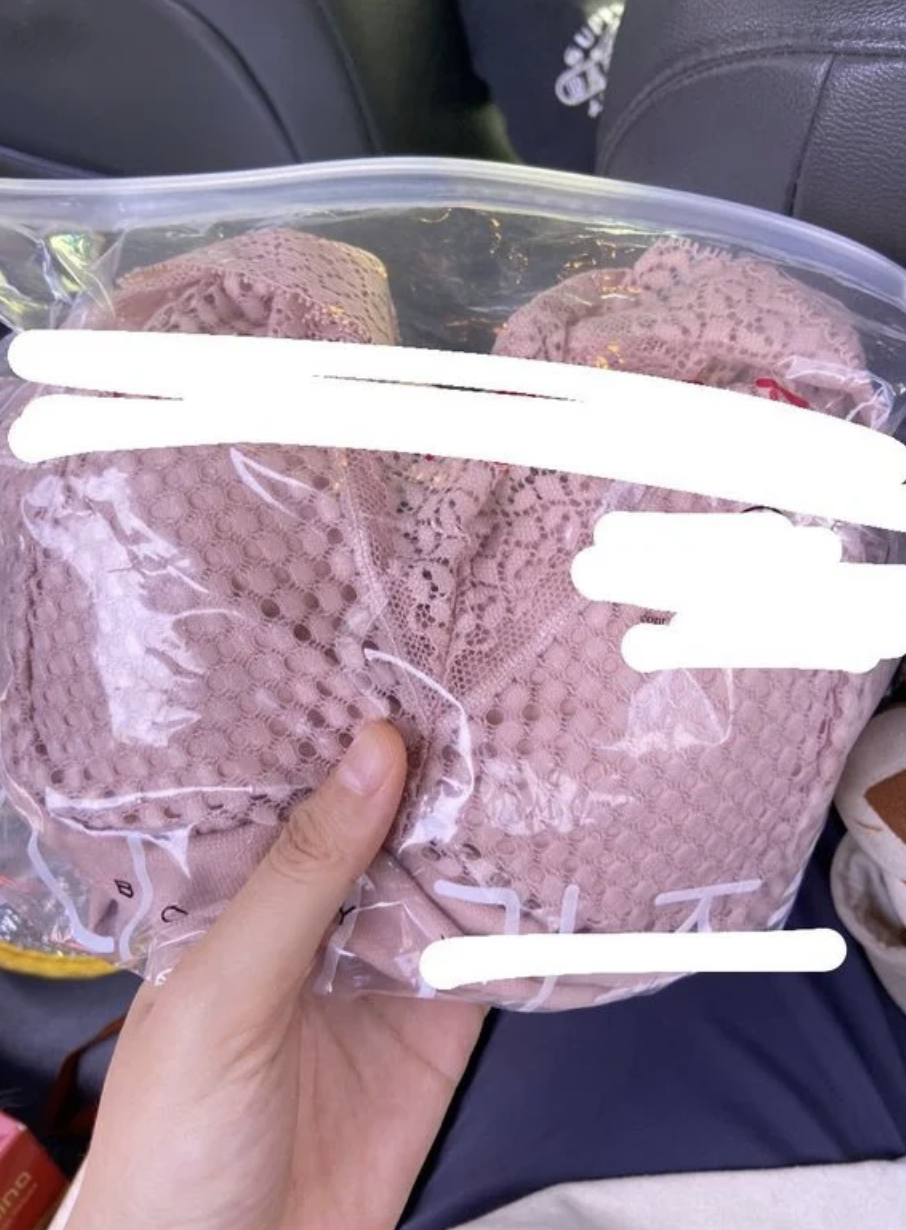 女生指自己當刻非常震驚,但爸爸就稱是樓下呀姨稱這款內衣穿得舒服才買給女兒。