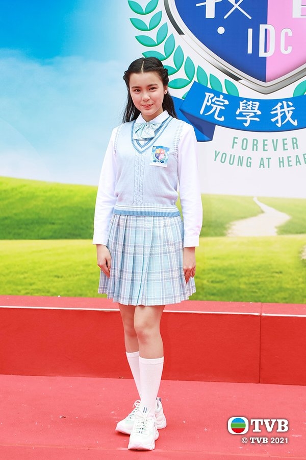 姚焯菲在《青春本我》的校服look。
