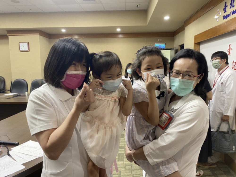 台北榮民總醫院舉行了「幼兒大愛器捐2童重獲腎利人生」記者會,邀請兩名接受器官捐贈的病童分享喜悅。
