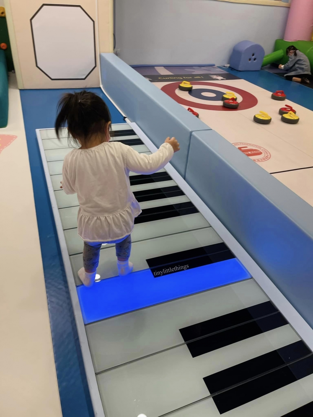 還有鋼琴鍵盤走道!