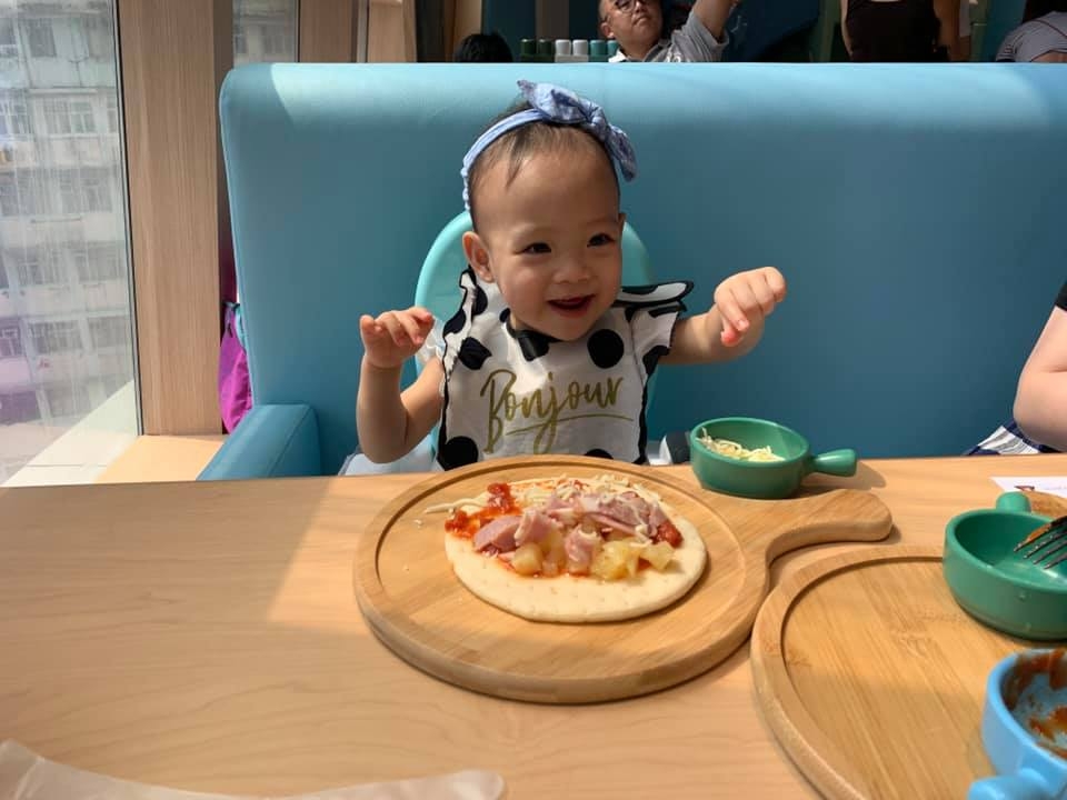 親子餐廳Q time cafe ,DIY pizza可自己選材料。