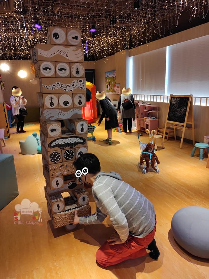 炑八韓烤親子餐廳內有個大型積木。