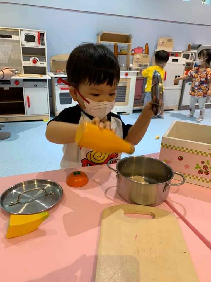 大樹先生的家荔枝角店小廚房玩扮家家酒。