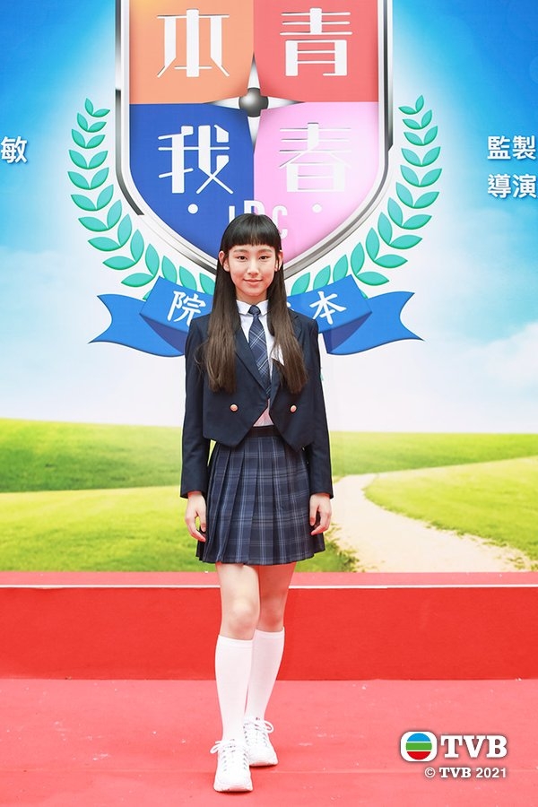 炎明熹在《青春本我》的校服look。
