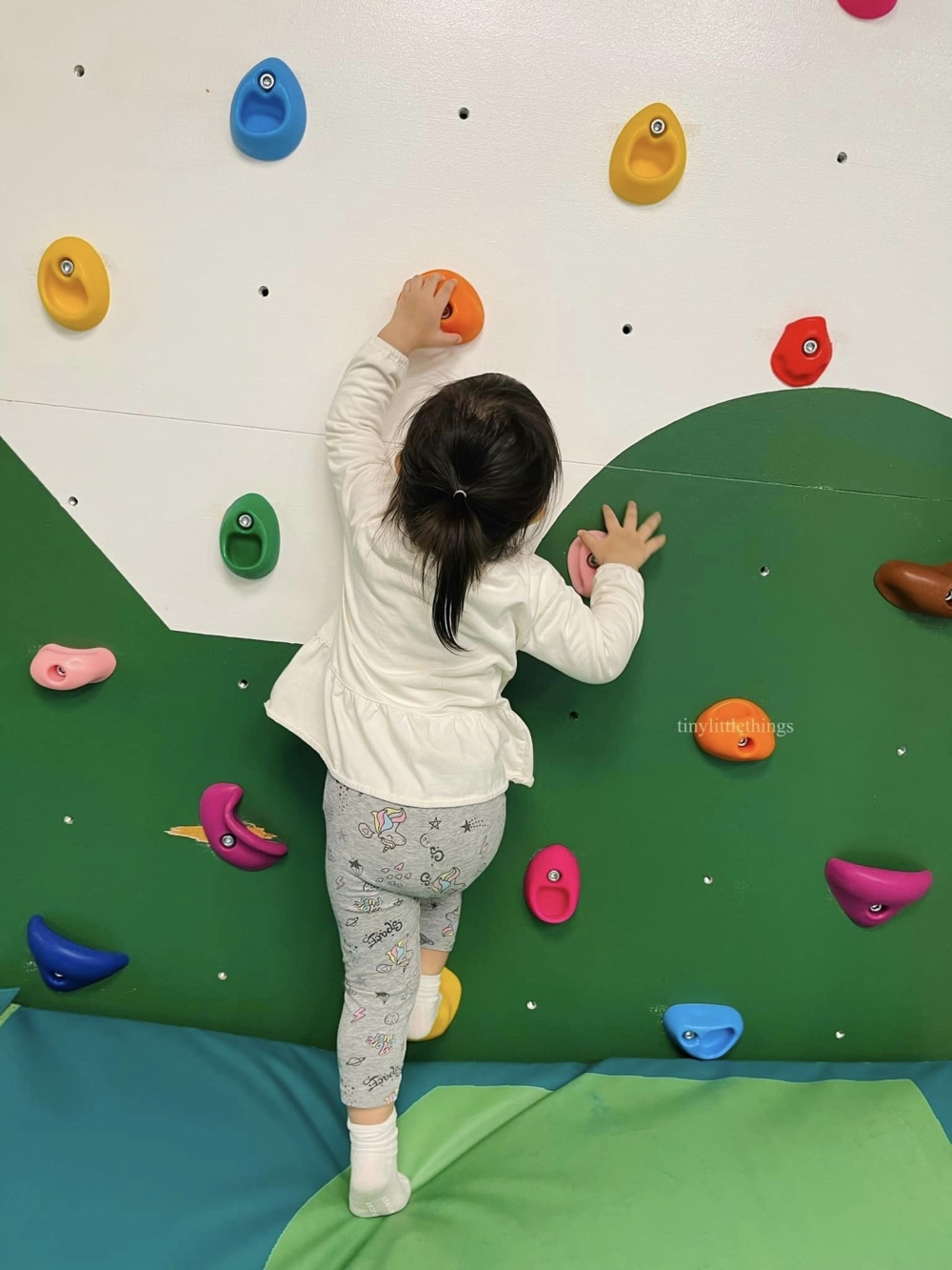 幼童級別的攀爬牆。
