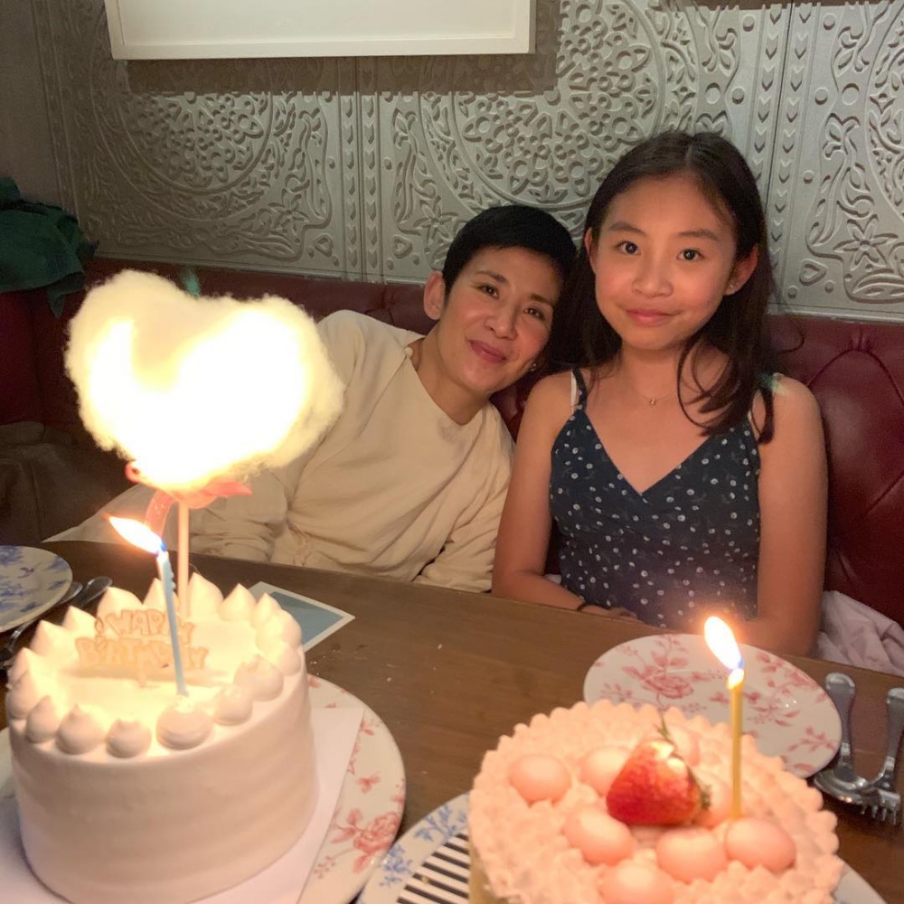 生肖蛇的吳君如為女兒慶祝生日。