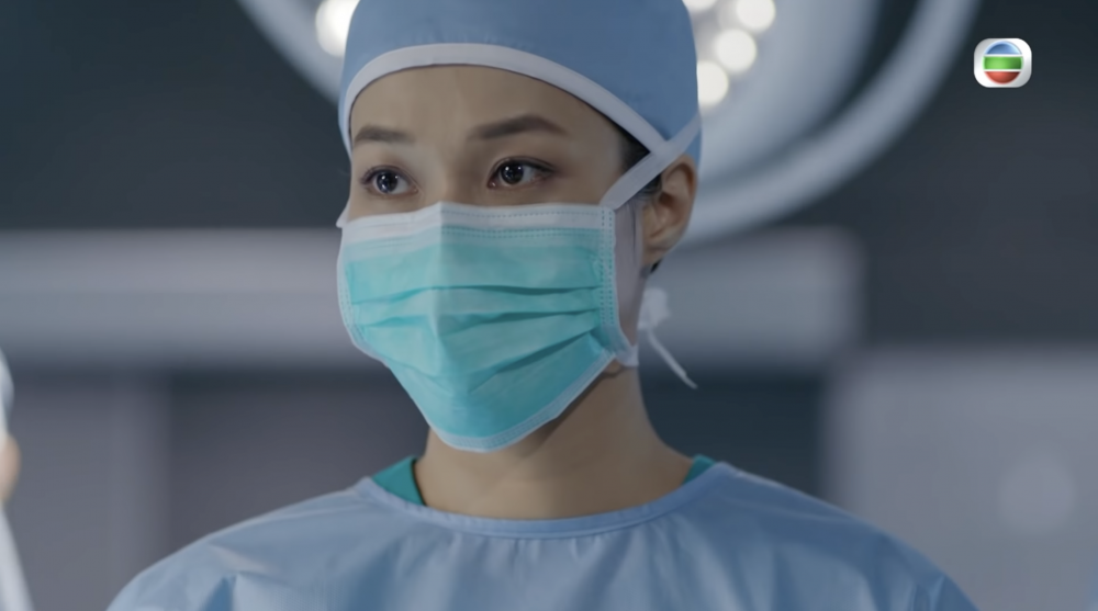 《星空下的仁醫》鍾嘉欣實驗心胸肺外科醫生。