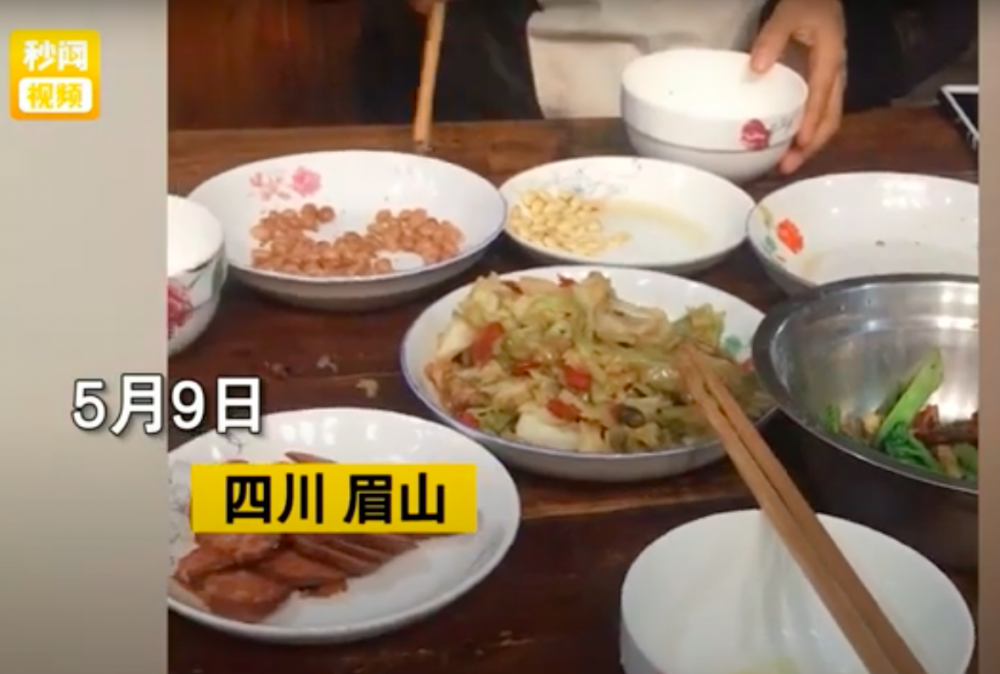 畫面可見一家人有老有嫩，在家中吃完飯正在收拾碗筷的情境。