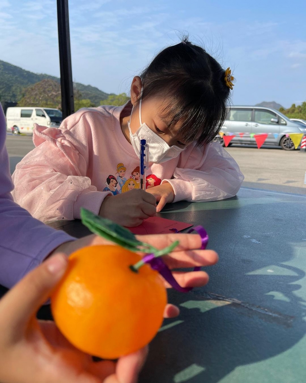 放馬莆村,你就會看見仿真的榕樹掛滿仿真的橘子,樹上紅、橙、綠相互輝映,非常有神秘色彩。