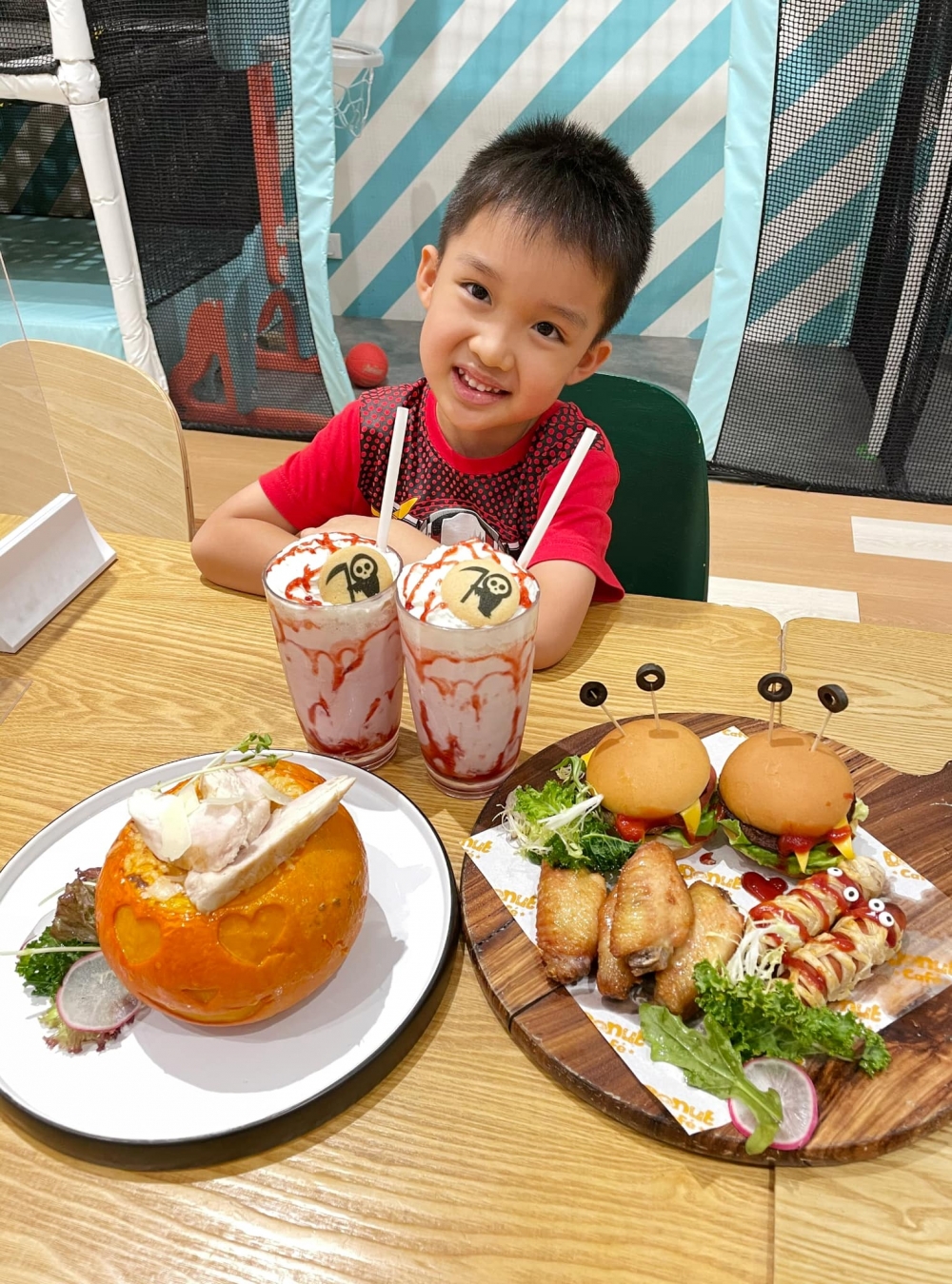 Donut Cafe早前推出萬聖節限定餐點。
