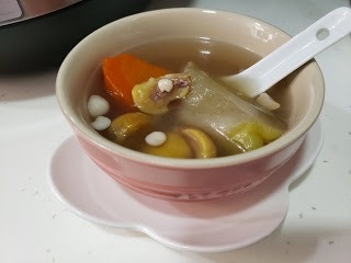 佛手瓜栗子甘筍湯湯頭清甜可口,保證小朋友也愛喝。