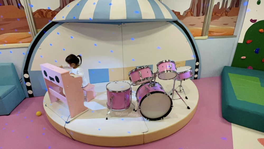 場內設有架子鼓和鋼琴。