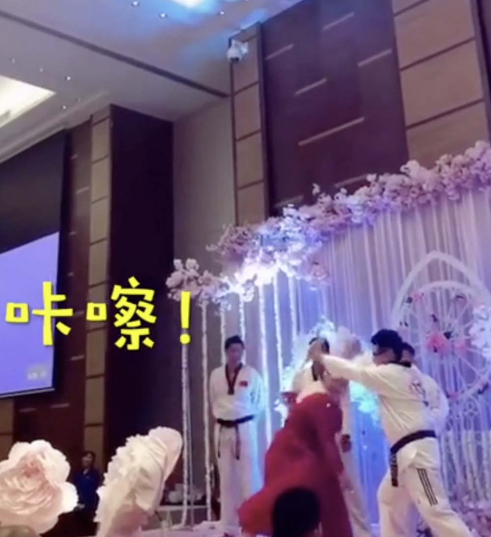 近日在內地深圳,有位新娘因婚宴上的表演活動而紅遍網絡。