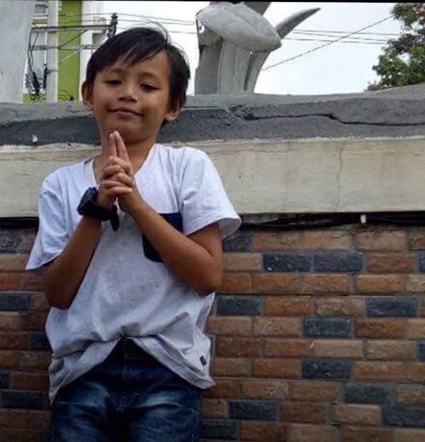 印尼這名12歲男童因合符學童資格日前接種新冠疫苗，惟他的名字意外被當地媒體留意到，發現他竟然叫「ABCDEF GHIJK Zuzu」（簡稱Adebz）。