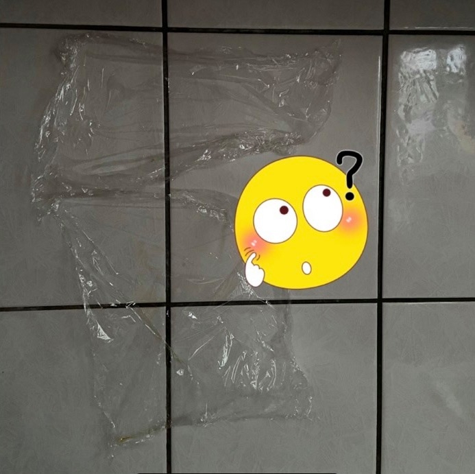 奶奶將保鮮紙貼牆反覆使用。