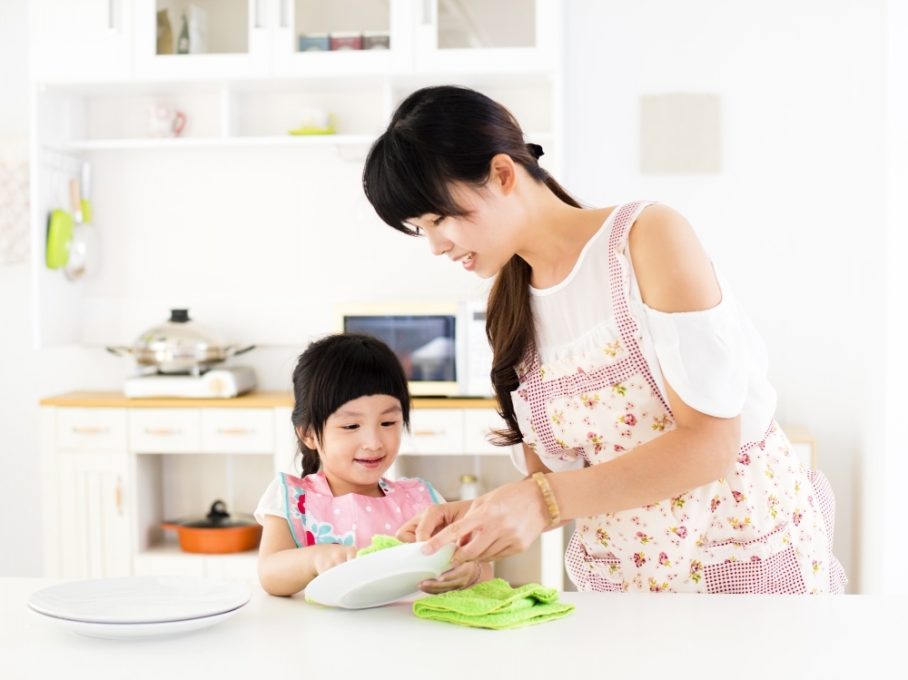 孩子成長過程中,幫手做家務有助培養認知能力以及責任感。