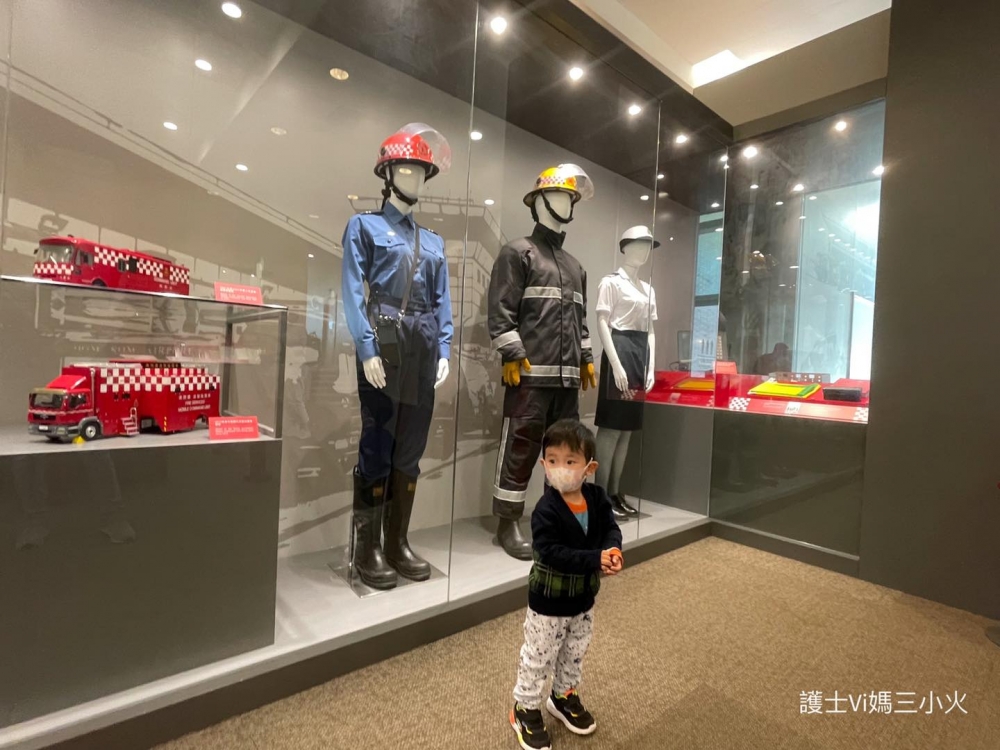 博物館展出各種消防制服。