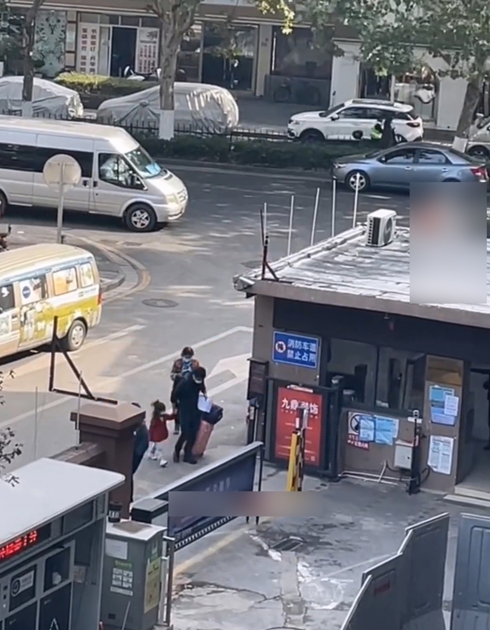 離遠看女兒的頭上像綁了蝴蝶結。
