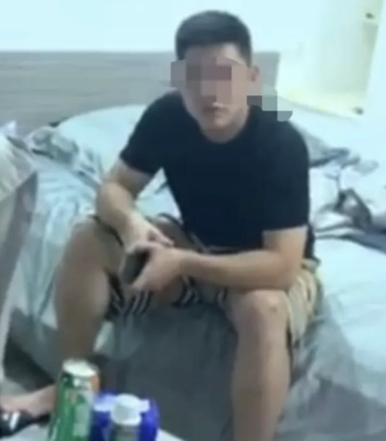 被當場斷正的人夫一臉淡定,並繼續悠閒地坐在床上玩手機。