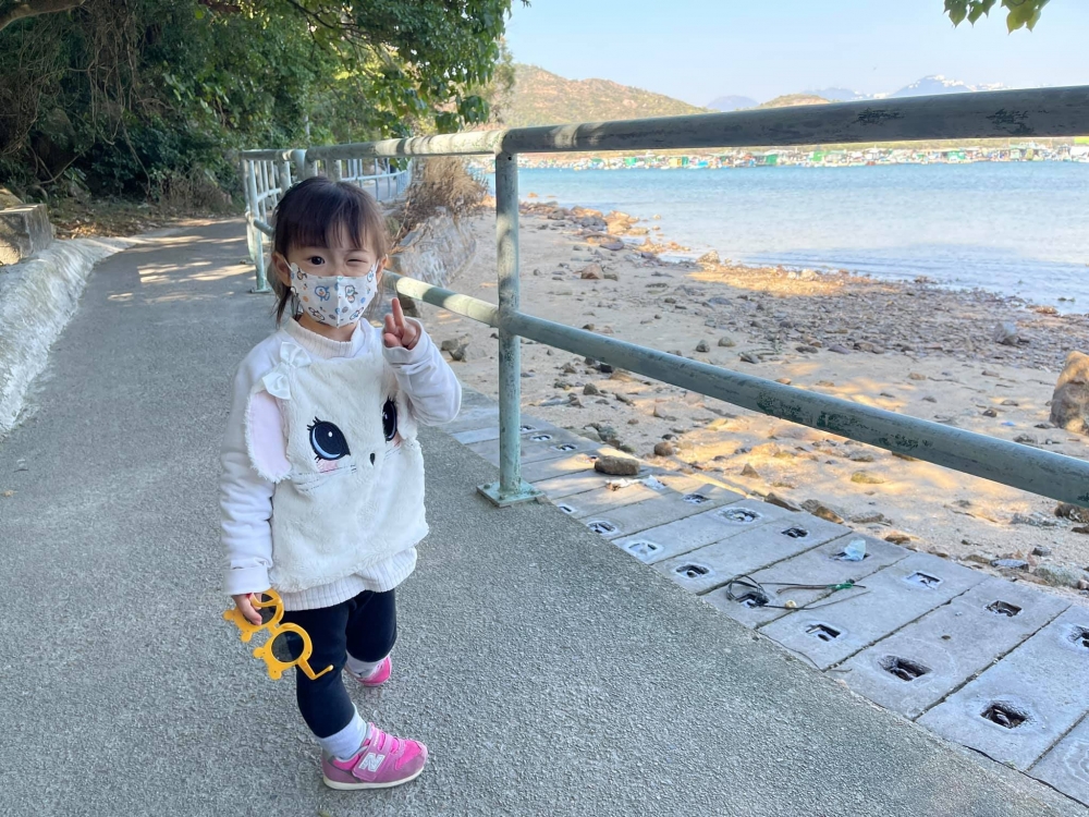 南丫島家樂徑由三合土或石塊築成的路面,平坦寛闊易行、上落斜坡度不大,沿途風景壯麗。