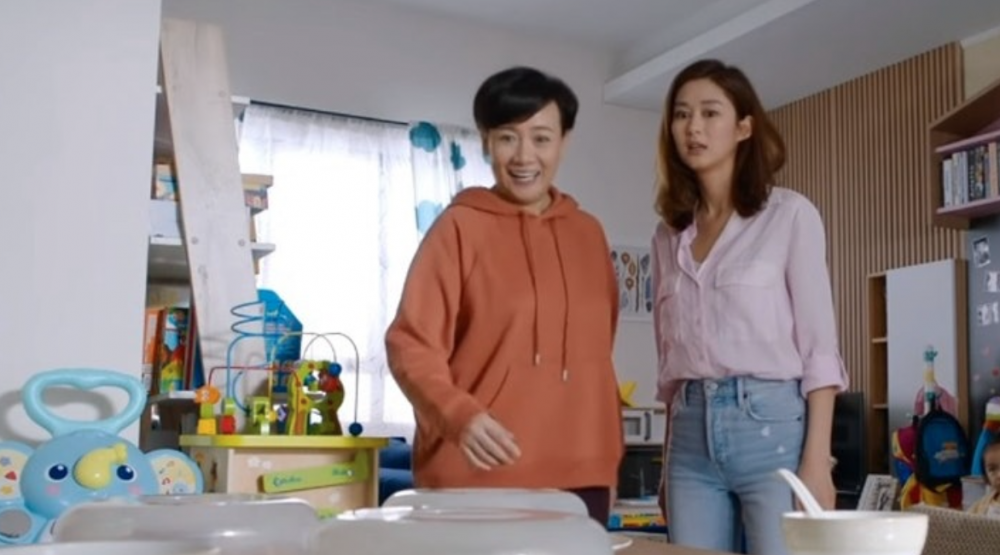 台灣有位媽媽表示,奶奶不時都把自己不穿的衣服送給年僅20多歲的她。