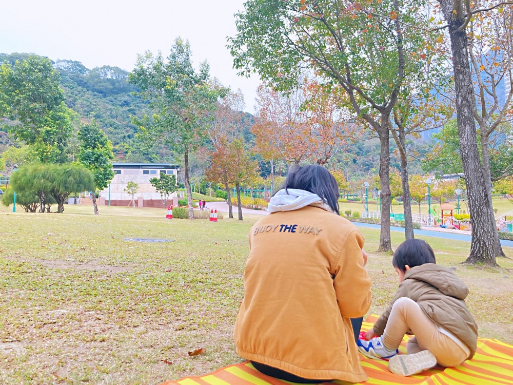 賞楓好去處之佐敦谷公園,可以在楓葉下享受野餐樂趣。