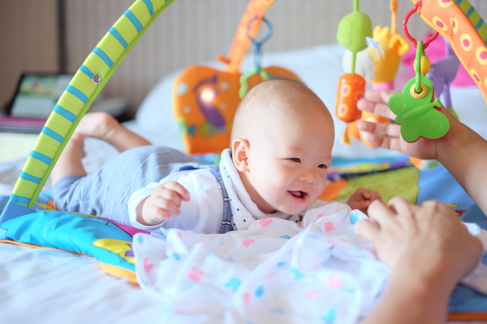 美國兒科醫學會提倡 Tummy Time(俯臥時間),有助訓練BB的頸部、肩部、背部及四肢等肌肉的力量和協調。