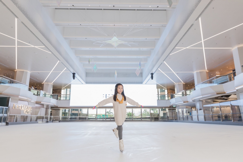 太古城中心冰上皇宮全面翻新後寬敞明亮的溜冰場配置了國際水準級別的設施。