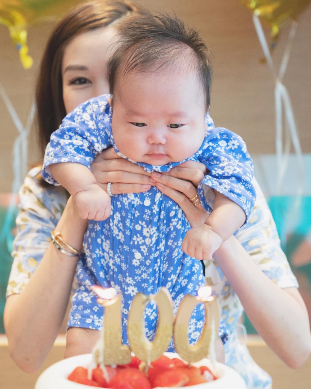 岑麗香母子倆穿上藍色印花母子裝入鏡。