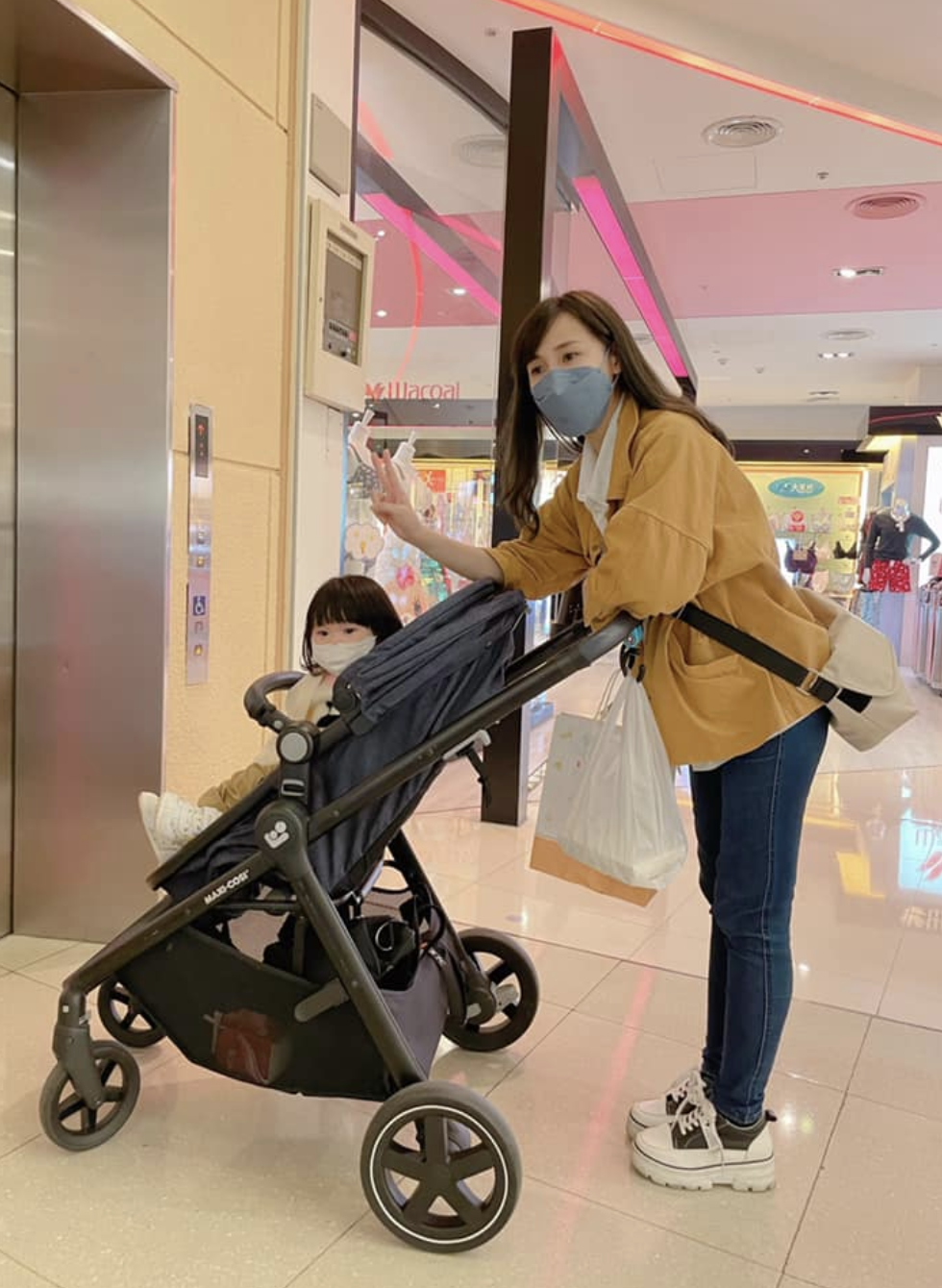 日前潔哥帶着女兒出門逛商場,再次體會到為人父母的辛酸。