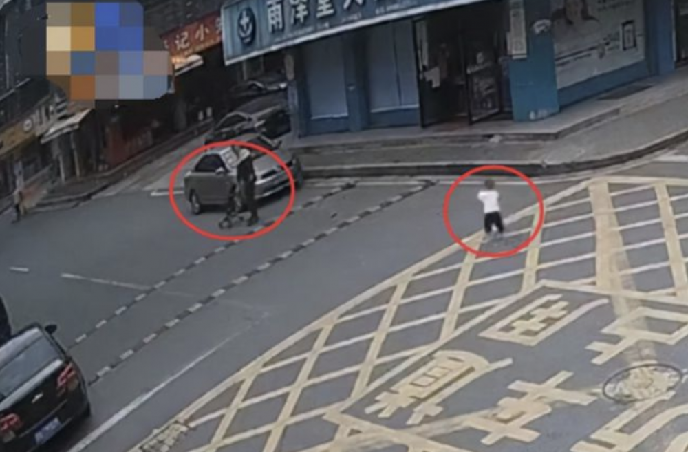 內地浙江義烏市有位爸爸帶2歲兒子過馬路時拋下躺平扭計的孩子，以致男童險被貨車撞倒。