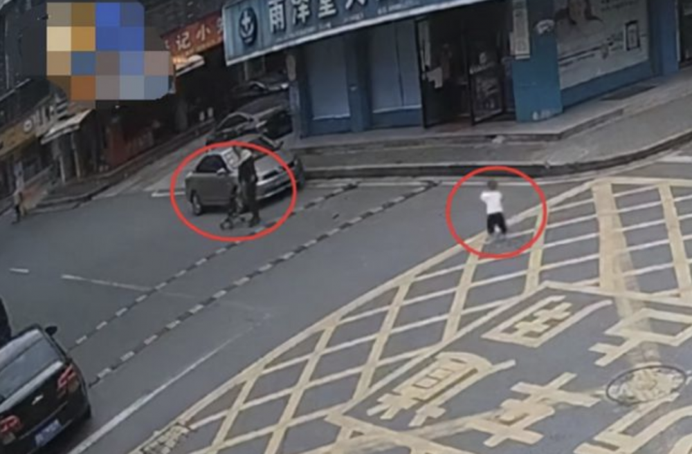 內地浙江義烏市有位爸爸帶2歲兒子過馬路時拋下躺平扭計的孩子,以致男童險被貨車撞倒。