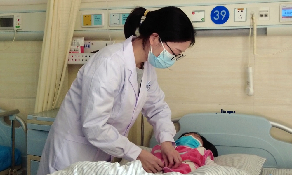5歲女童跳繩後腹部劇痛,患卵巢囊腫蒂扭轉。