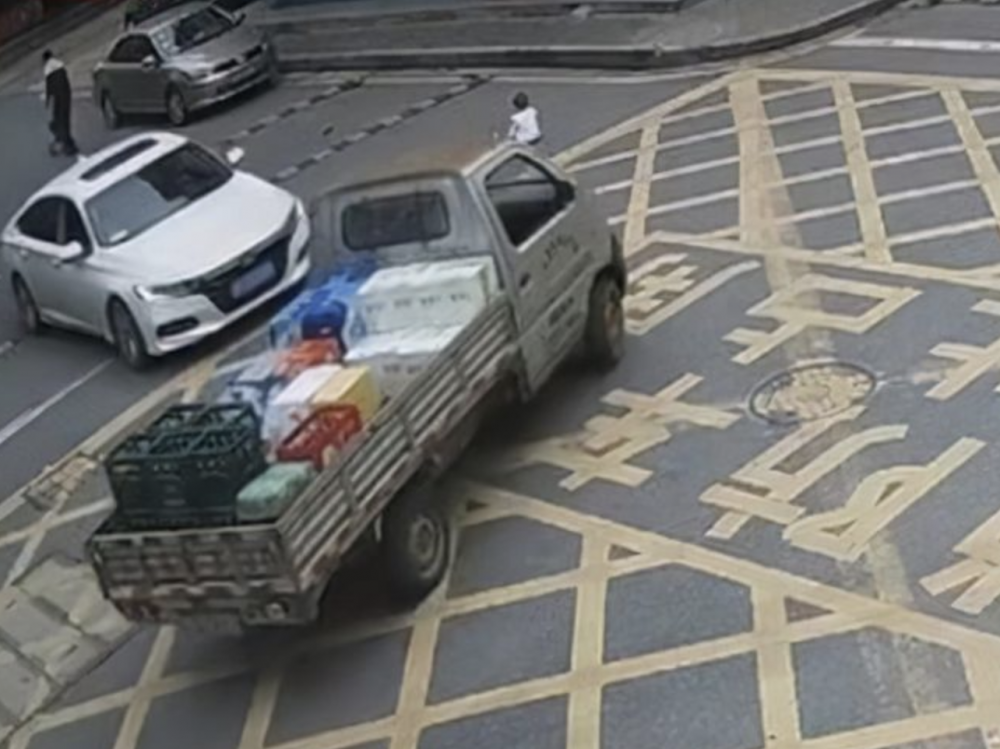 影片在網上廣傳後,不少人怒批涉事爸爸疏忽照顧孩子,沒資格為人父。