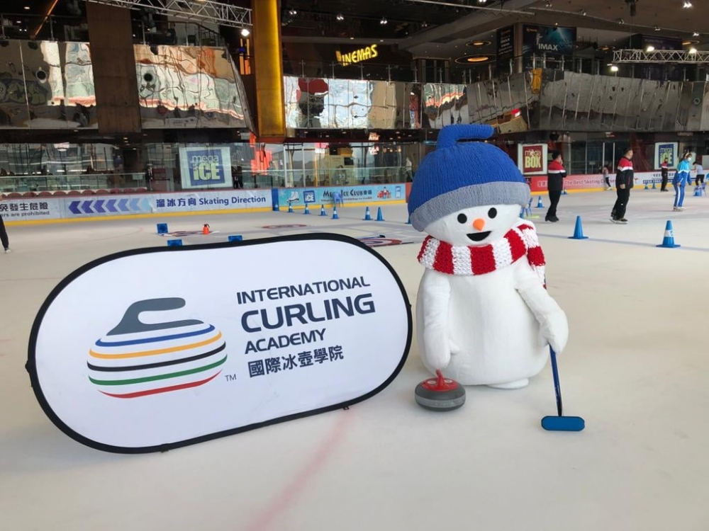 Mega Ice提供各種冰上活動課程,如花式溜冰、冰球、冰壺等。