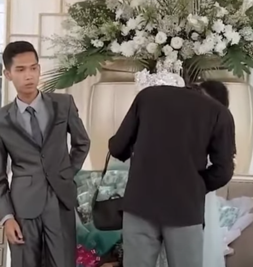 印尼有位新娘不但邀請了她的前男友出席婚禮，更大膽地在新郎旁邊與對方深情擁抱及落淚道別。
