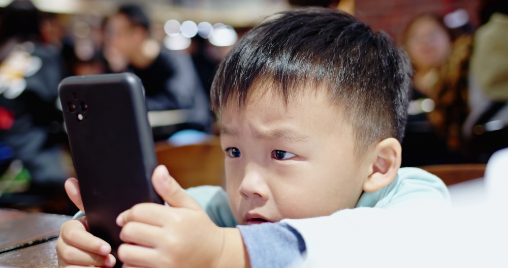 4歲外甥擅取手機,誤開夫婦親密照。