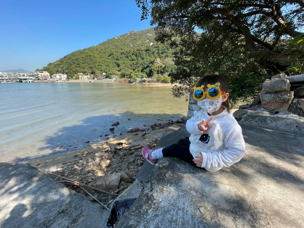 南丫島家樂徑由三合土或石塊築成的路面,平坦寛闊易行、上落斜坡度不大,加上沿途風景壯麗,因此小朋友也能挑戰。