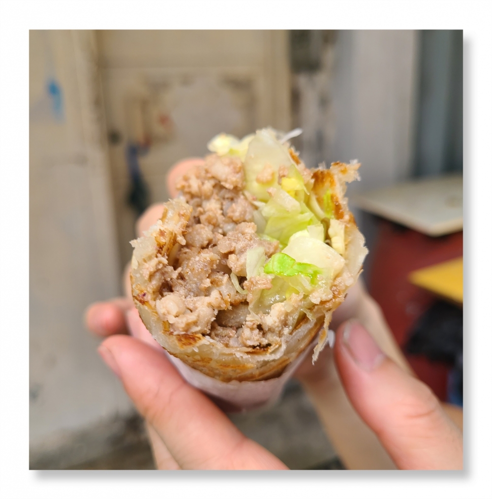 蝦豬餅大澳必吃蝦豬餅,就係蝦醬豬肉碎夾住薄餅皮
